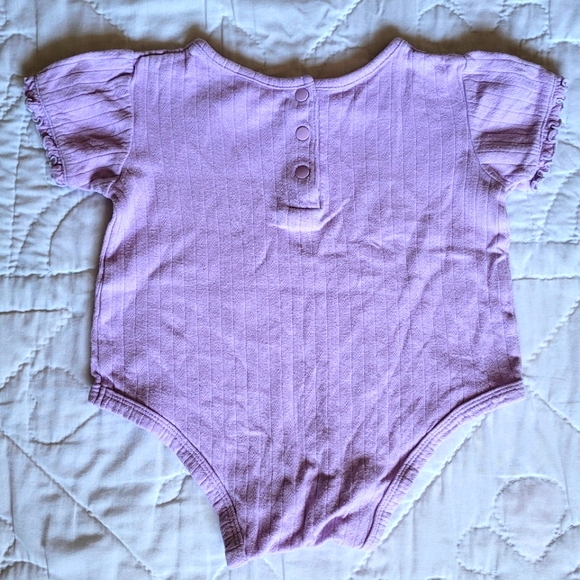 10/$20 ❄️ Wardrobe Essentials Onesie - Picture 2 of 7